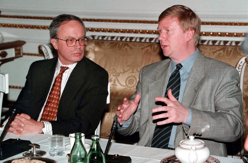 Endru Vud sa nekadašnjim ruskim zamenikom premijera Anatolijem Čubaisom