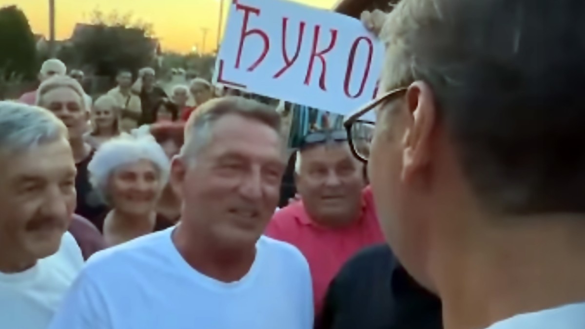 Vučić sa starešinom iz vojske
