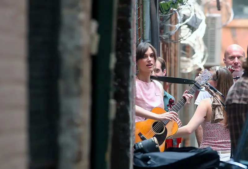 Keira Knightly na planie &quot;Begin Again&quot; w lipcu 2012 r. / Bauer-Griffin Getty Images