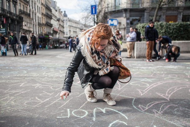 Brussels attacks: people spread messages