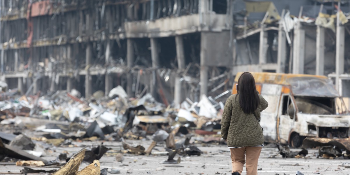 Ukraina będzie potrzebowała gigantycznego wsparcia przy odbudowie kraju. Na zdjęciu centrum handlowe Retroville na obrzeżach Kijowa, zniszczone w rosyjskim bombardowaniu.