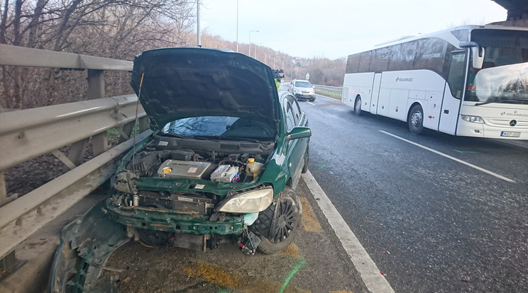 Kilenc jármű, köztük egy busz ütközött az M7-esen / Fotó: Blikk