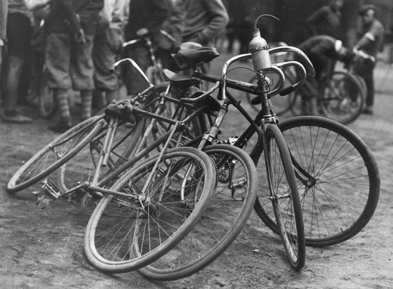 1932 - Katowice - Wyścig kolarski Dookoła Śląska o puchar tygodnika sportowego "Raz Dwa Trzy" wydawanego przez koncern Ilustrowanego Kuriera Codziennego.