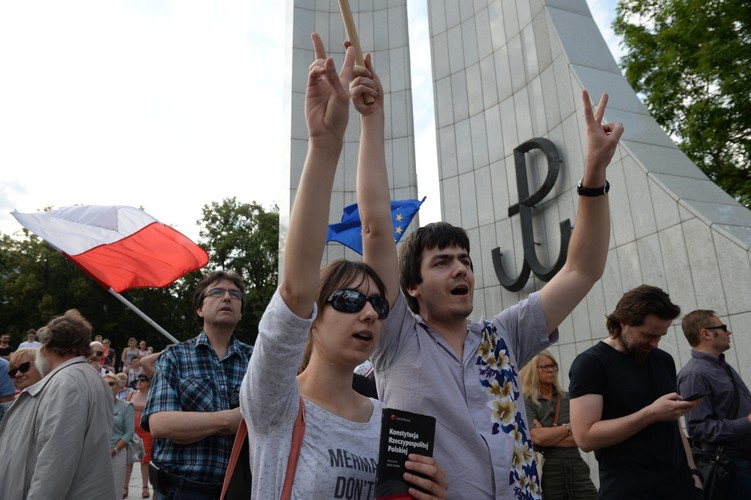 Wystąpienia przerywane były okrzykami, m.in. 
