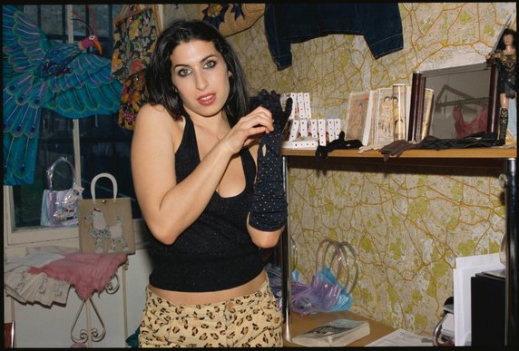 Niewielu z nas ją taką pamięta. Jeden dzień z życia Amy Winehouse na niepublikowanych dotąd zdjęciach