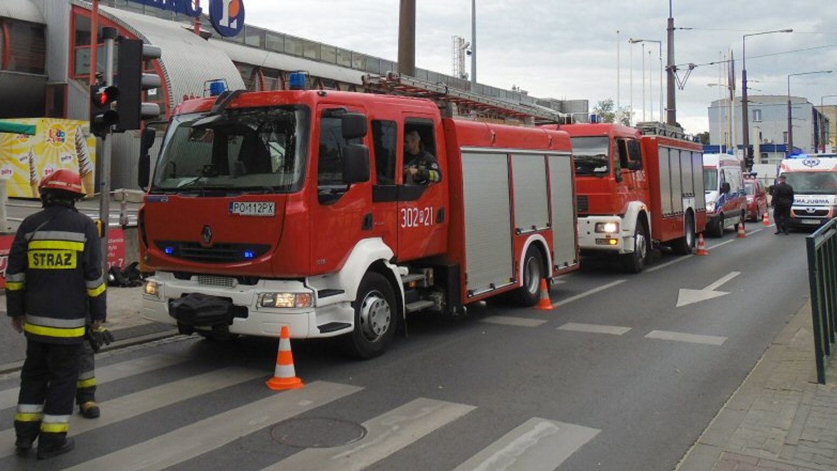 Ok. godz. 11 na piętrze Górczyńskiego Centrum Handlowego przy zbiegu ulic Winklera, Kasprzaka, Palacza i Głogowskiej w Poznaniu ktoś rozlał kwas masłowy. Ewakuowano ponad 120 osób, 5 osób zostało przewiezionych do szpitala.