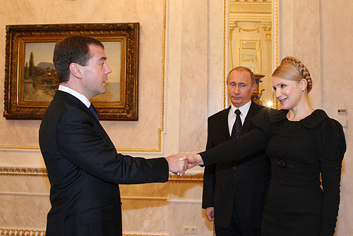 Prezydent Rosji Dmitrij Miedwiediew, premier Rosji Władimir Putin i premier Ukrainy Julia Tymoszenko. Kreml, styczeń 2009 r.