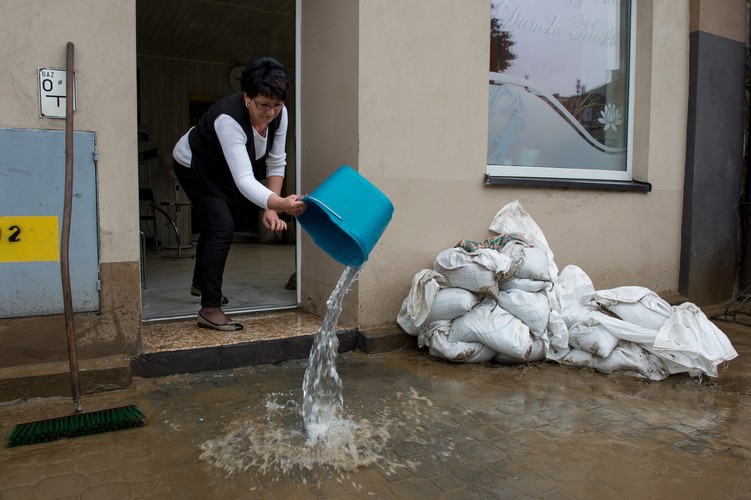 Wezbrany potok i ulewne deszcze podmywają Głuchołazy
