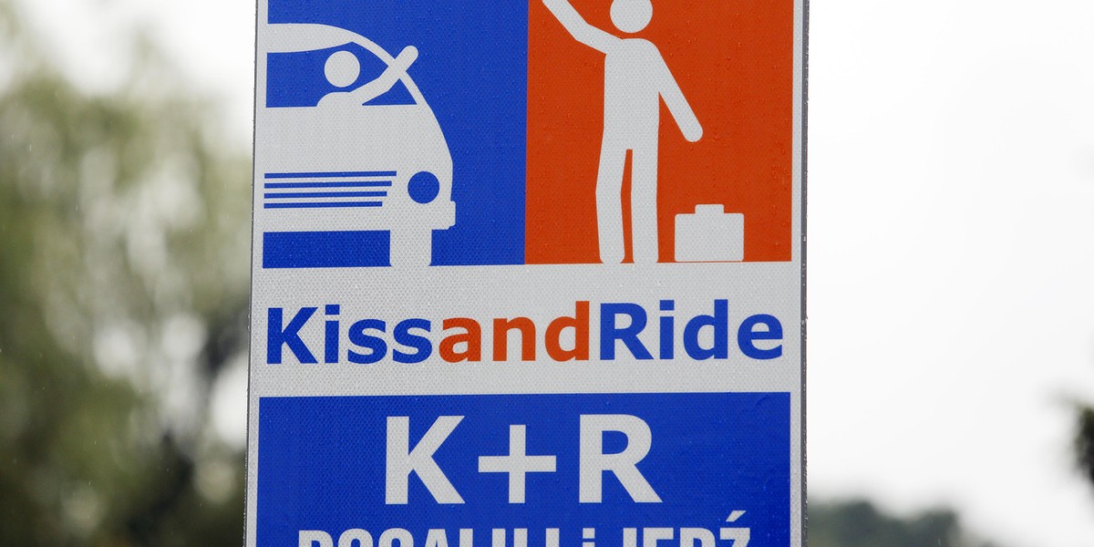 Chorzów. Centrum przesiadkowe i znaki Kiss§Ride przy ul. Kościuszki 