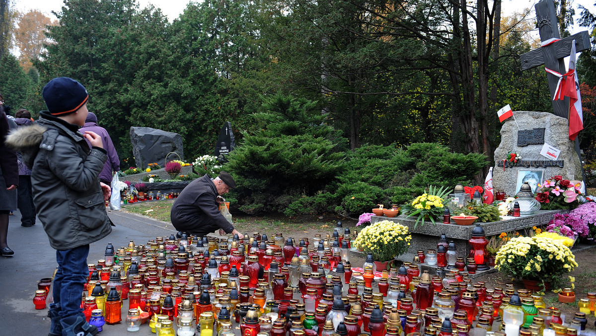 51 osób zginęło, 592 zostały ranne w 464 wypadkach - to bilans wydłużonego weekendu świątecznego na polskich drogach. Policjanci zatrzymali też 2128 pijanych kierowców.