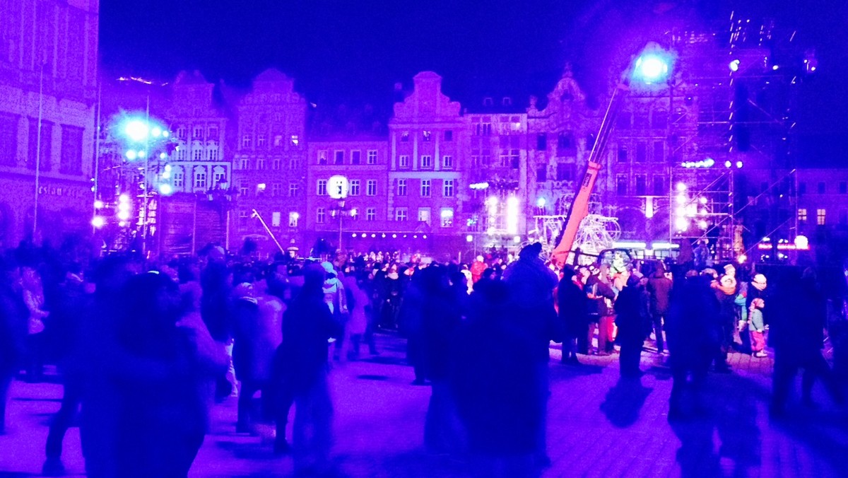 Prezydent Wrocławia na swoim blogu przeprasza widzów niedzielnej inauguracji Europejskiej Stolicy Kultury za opóźnienia podczas ceremonii na Rynku. Zdaje sobie sprawę, że zwyczajnie zabrakło informacji dla mieszkańców, którzy stali na mrozie, czekali i nie wiedzieli, co się dzieje. Podkreśla jednak, że całe wydarzenie było czymś niezwykle pięknym i udanym.