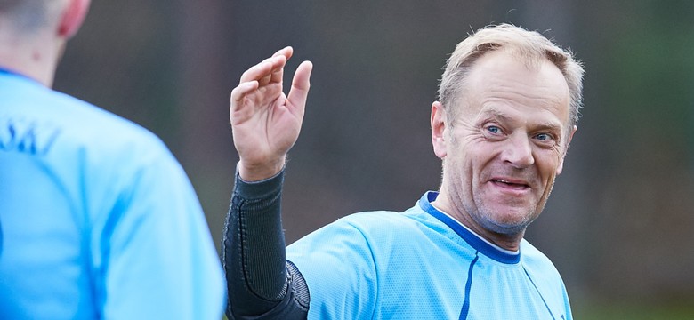 Koszulka z napisem "27:1" i uroczysty mecz. 60. urodziny Donalda Tuska