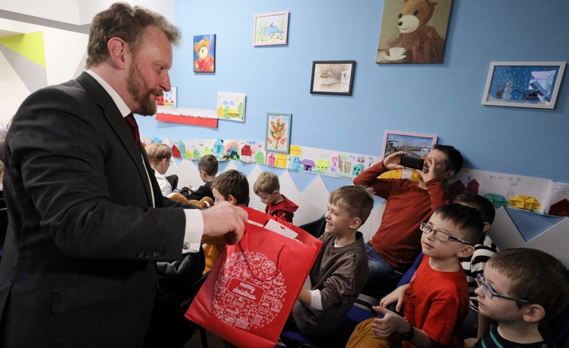 Minister zdrowia Łukasz Szumowski na spotkaniu z dziećmi w Szpitalu Dziecięcym przy ul. Niekłańskiej w Warszawie