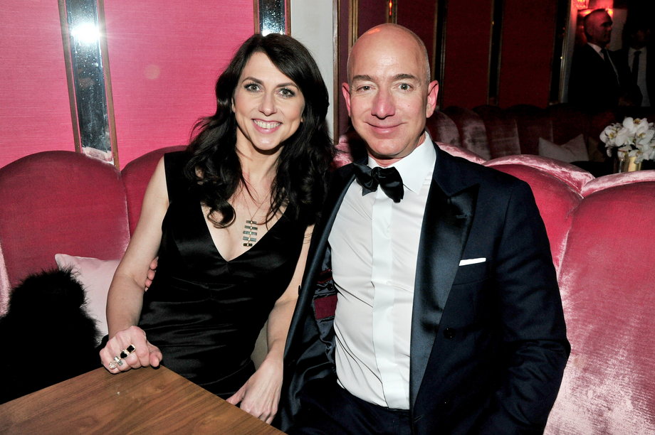 Od lewej: Mackenzie Bezos, wieloletnia żona założyciela Amazona i jej były mąż Jeff Bezos. Ich rozwód w 2019 r. był prawdopodobnie najdroższym w historii. 