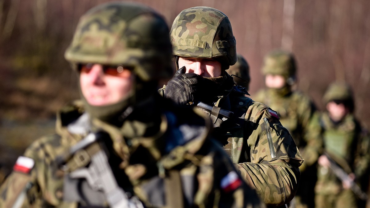 100 żołnierzy Wojsk Obrony Terytorialnej złożyło dzisiaj przysięgę w Suwałkach (Podlaskie) w rejonie przesmyku suwalskiego. To trzecia przysięga w tym mieście. Wiceszef MSWiA Jarosław Zieliński podkreślił, że właśnie w tej części Polski jest wielu chętnych do służby wojskowej.