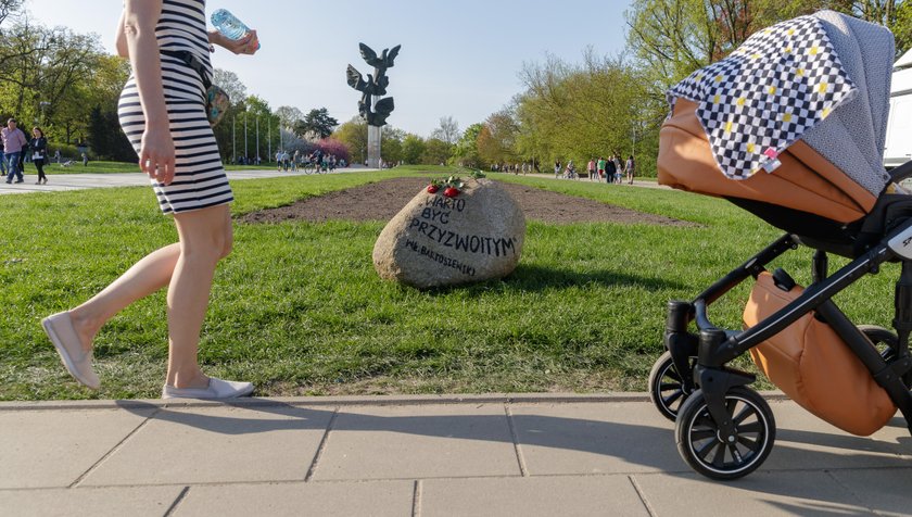 Kamień ku czci Bartoszewskiego rzucony w psi wybieg