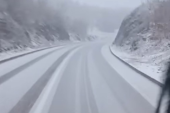 SNEG PONOVO OKOVAO REGION, KOLAPS NA PUTEVIMA! Kamioni stoje na deonici Peć-Kula-Rožaje, ostala vozila mogu da prođu samo pod JEDNIM USLOVOM