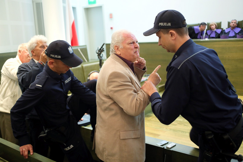Rzecznik prasowy partii Dzielny Tata Janusz Komór został siłą usunięty przez policjantów z sali sądowej za zakłócanie posiedzenie Sądu Najwyższego