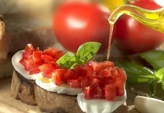 Bruschetta, czyli gorąca grzanka z pomidorami i bazylią