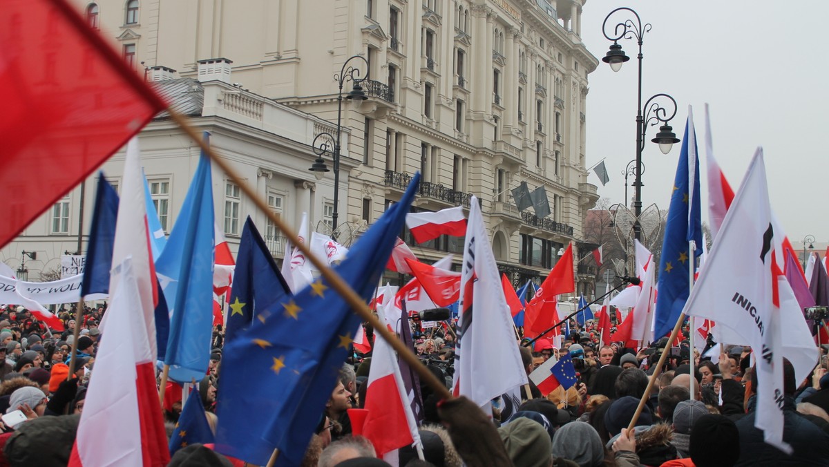 "Przyjdź wykrzyczeć swój SPRZECIW! Wobec bezustannego niszczenia państwa prawa. Wobec arogancji i buty Panów z PiS" - pod takim hasłem ruszył marsz o "wolne sądy, wolne samorządy". Głos jako pierwszy zabrał lider KOD Mateusz Kijowski. - Dziś stoimy sami przeciwko 27 państwom europejskim. Czy przypadkiem nie jest tak, że ten wynik to 28:0? A czy tym zerem nie jest polski rząd?! - grzmiał. Głos zabrał także były prezes TK Jerzy Stępień. Protestujący spotkali się przed Kancelarią Prezesa Rady Ministrów, po czym Nowym Światem oraz Krakowskim Przedmieściem przeszli na Plac Zamkowy.