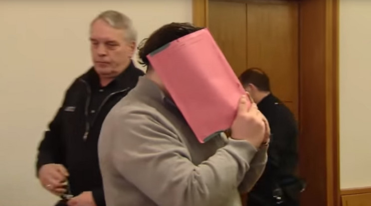 Niels Högel eltakarta arcát a bíróságon / Fotó: YouTube