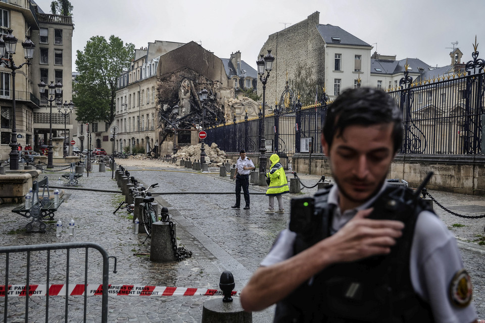 Zniszczenia po eksplozji w Paryżu