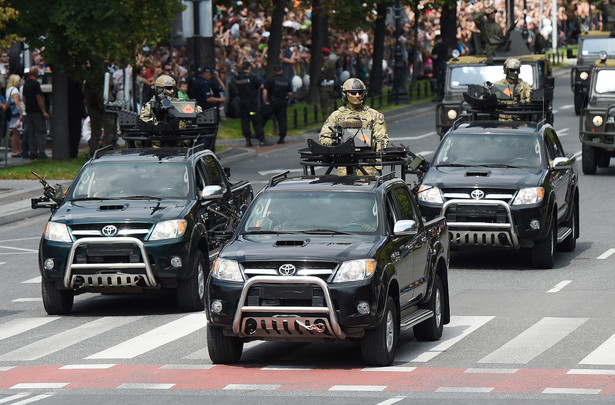 Żołnierze GROM podczas defilady pojazdów wojskowych w czasie obchodów święta Wojska Polskiego, 15 sierpnia 2014. Na warszawskie ulice wyruszyło ok. 1,2 tys. żołnierzy i 120 pojazdów. Nz. Toyota Hilux 4x4