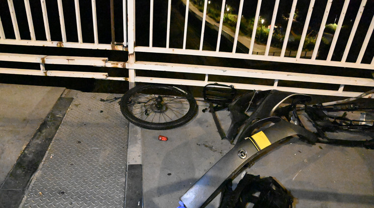 Ütközésben összeroncsolódott kerékpár az Árpád hídon / Fotó: MTI Mihádák Zoltán