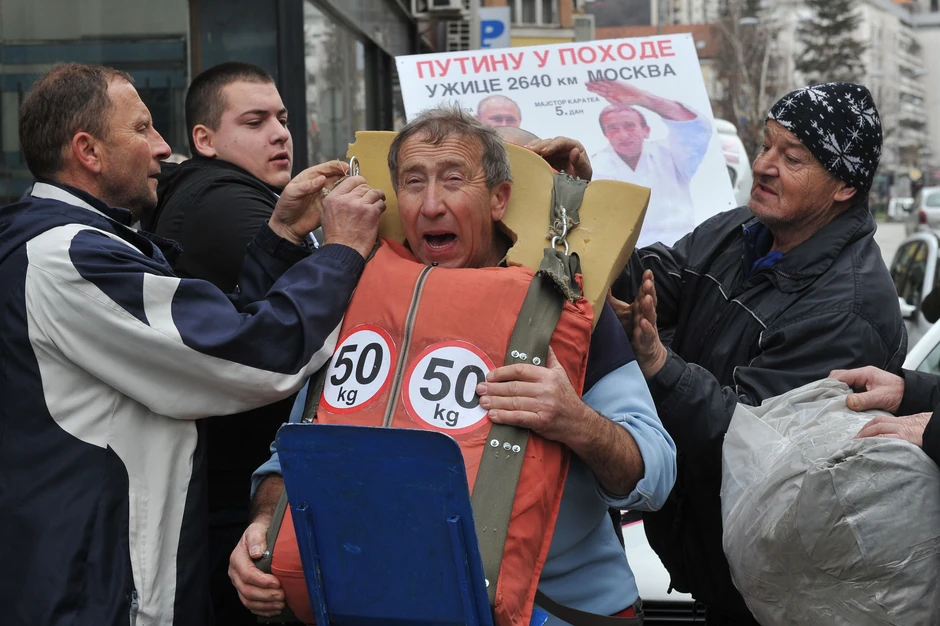 Želeo je na Crvenom trgu da trči sa 100 kilograma cementa