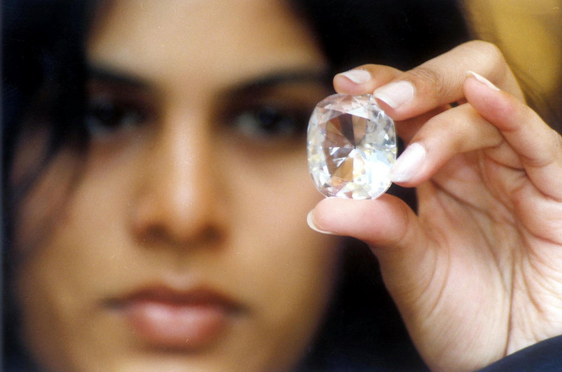Diament Koh-I-Noor prezentowany wraz z innymi słynnymi diamentami na wystawie zatytułowanej "100 World Famous Diamonds".
