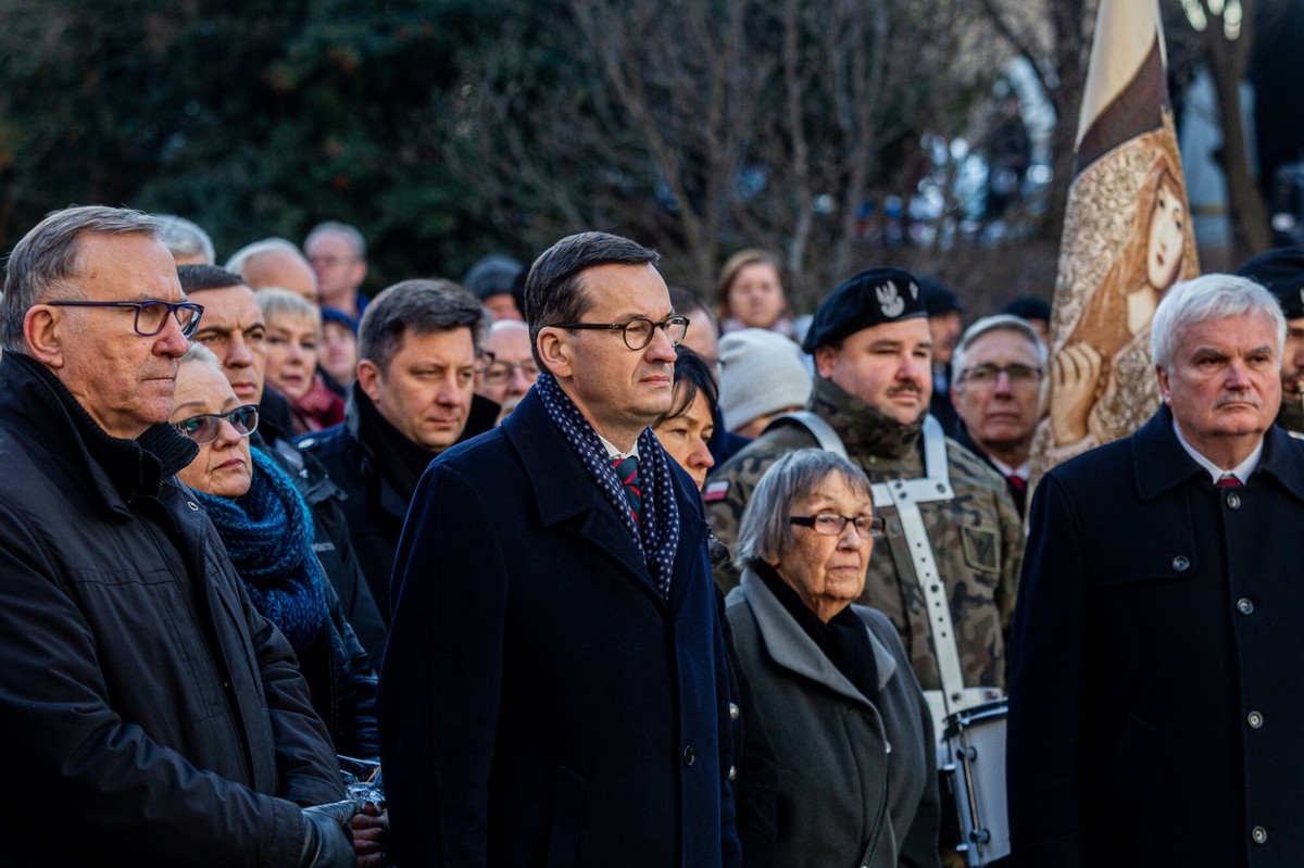 Mateusz Morawiecki ods?oni? tablic? Kornela Morawieckiego