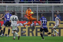 Szczęsny zamurował bramkę. Triumf Juventusu w "Derby d'Italia", Lazio rządzi w Rzymie [WIDEO]