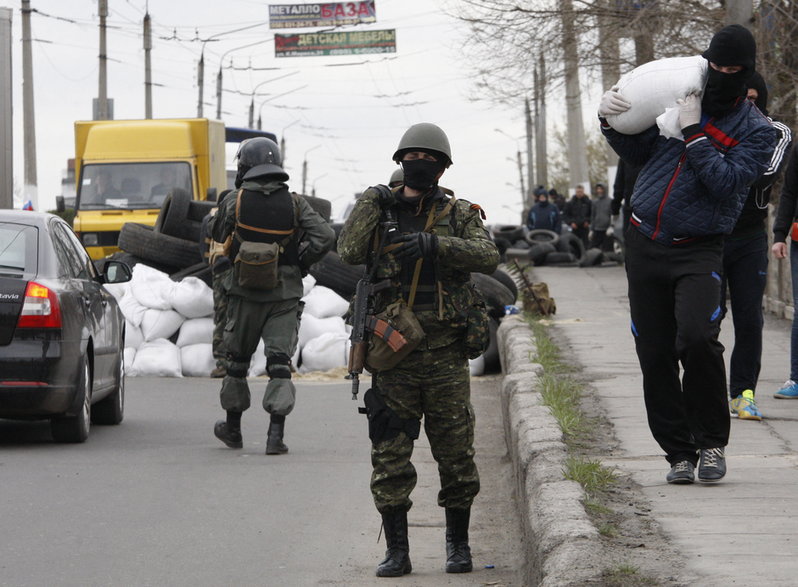 Uzbrojeni prorosyjscy bojownicy blokują autostrady w regionie ukraińskiego miasta Słowiańsk, 12 kwietnia 2014 r.