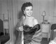 Marilyn Monroe 1949-ben. Bár a haja még mindig nem szőke, a sminkje és az öltözködése kezd egyre inkább arra a színésznőre hasonlítani, akit a világ megismert.