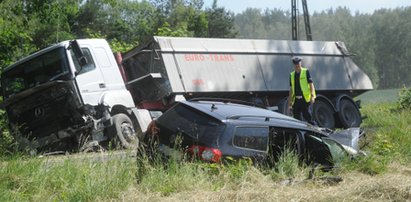 Osobówka wjechała w ciężarówkę. Nie żyje dziecko