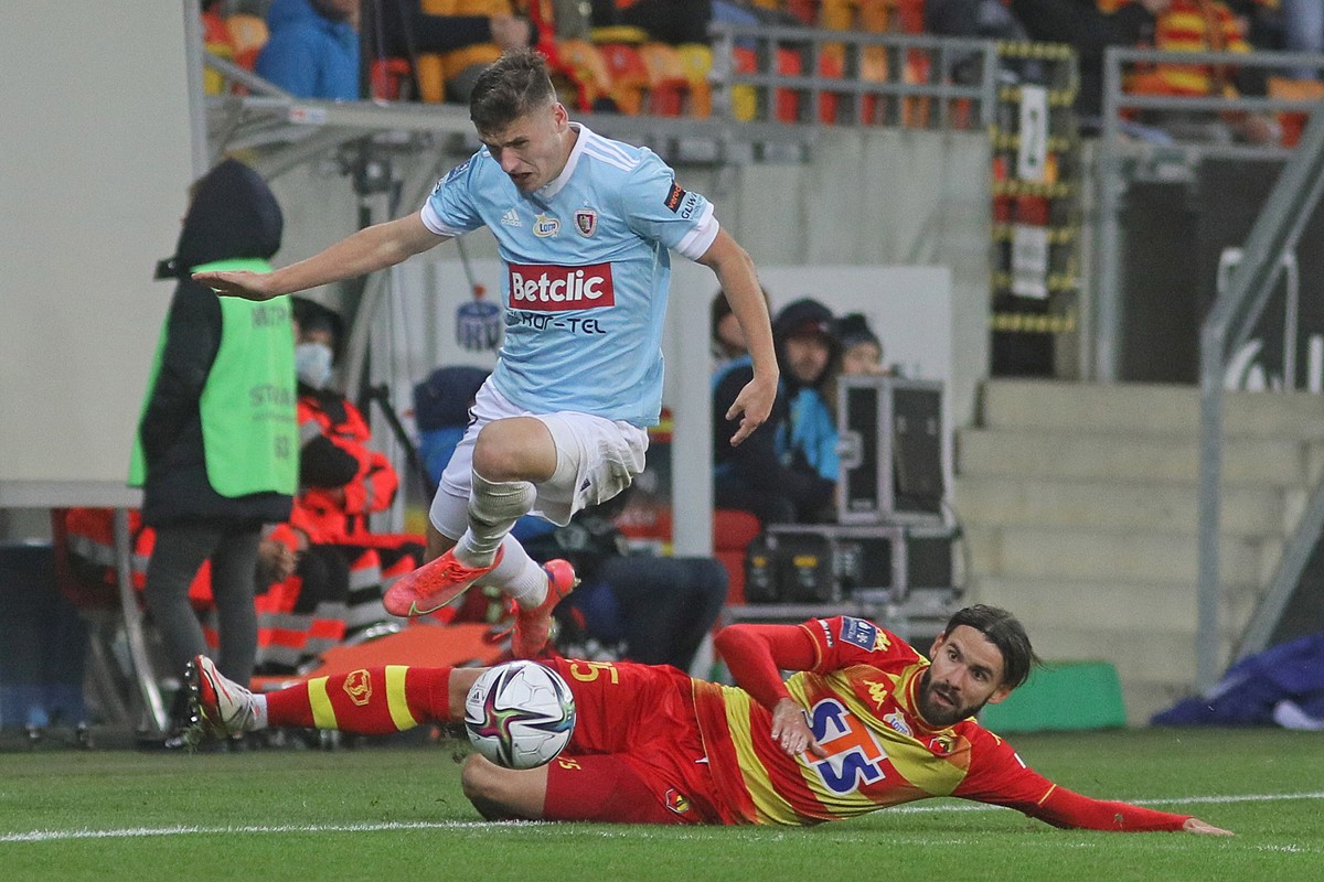 Zawodnik Jagiellonii Białystok Bogdan Tiru (P) i Arkadiusz Pyrka (L) z Piasta Gliwice podczas meczu 13. kolejki piłkarskiej Ekstraklasy