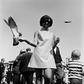 James Barnor - dziewczyna z okładki magazynu "Drum", Erlin Ibreck, na Trafalgar Square (Londyn, 1966) 