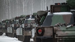 pociąg wyładowany czołgami po brzegi. potężny transport z usa dotarł do polski