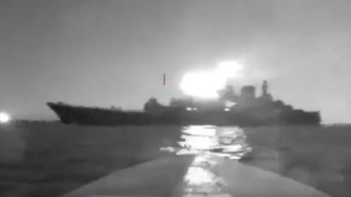 Ukraiński dron podczas ataku na okręt desantowy rosyjskiej Floty Czarnomorskiej