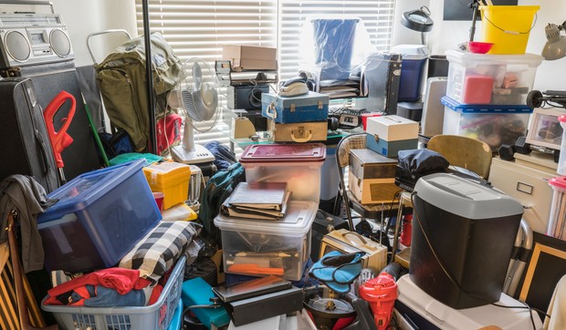 Poremećaj gomilanja predmeta podrazumeva skupljanje papira, novina, knjiga, kutija...