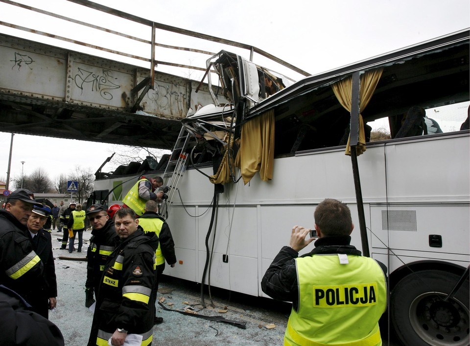 ŚWIDNICA WYPADEK AUTOBUS DZIECI RANNI