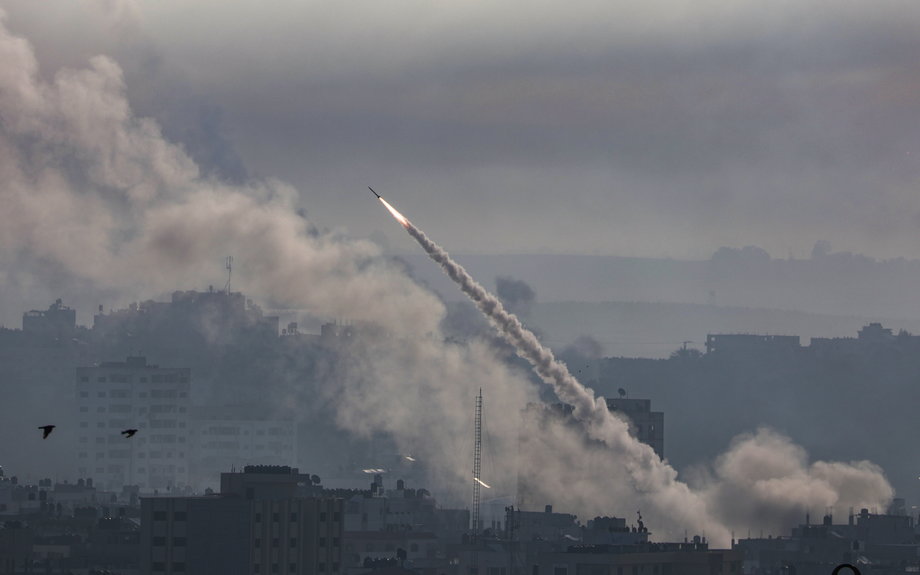 Rakieta wystrzelona z przybrzeżnej Strefy Gazy w kierunku Izraela przez bojowników Hamasu. 7 października 2023 r.