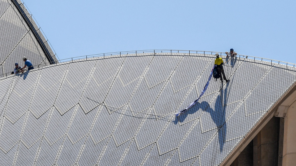 AUSTRALIA SYDNEY OPERA HOUSE PROTESTS (Activist protest treatment of refugees on Manus Island by scaling Sydney Opera House )