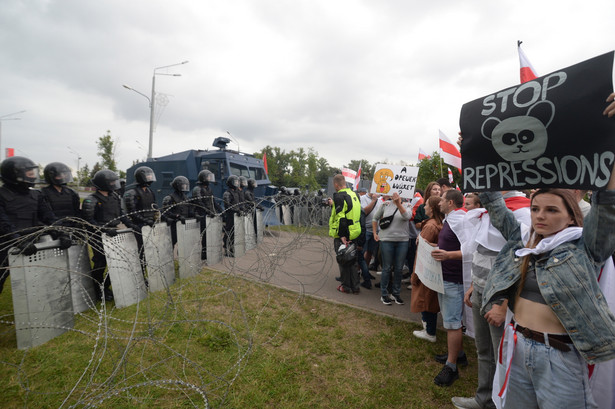 Białoruś: Kilkadziesiąt tysięcy ludzi manifestowało przed pałacem prezydenta