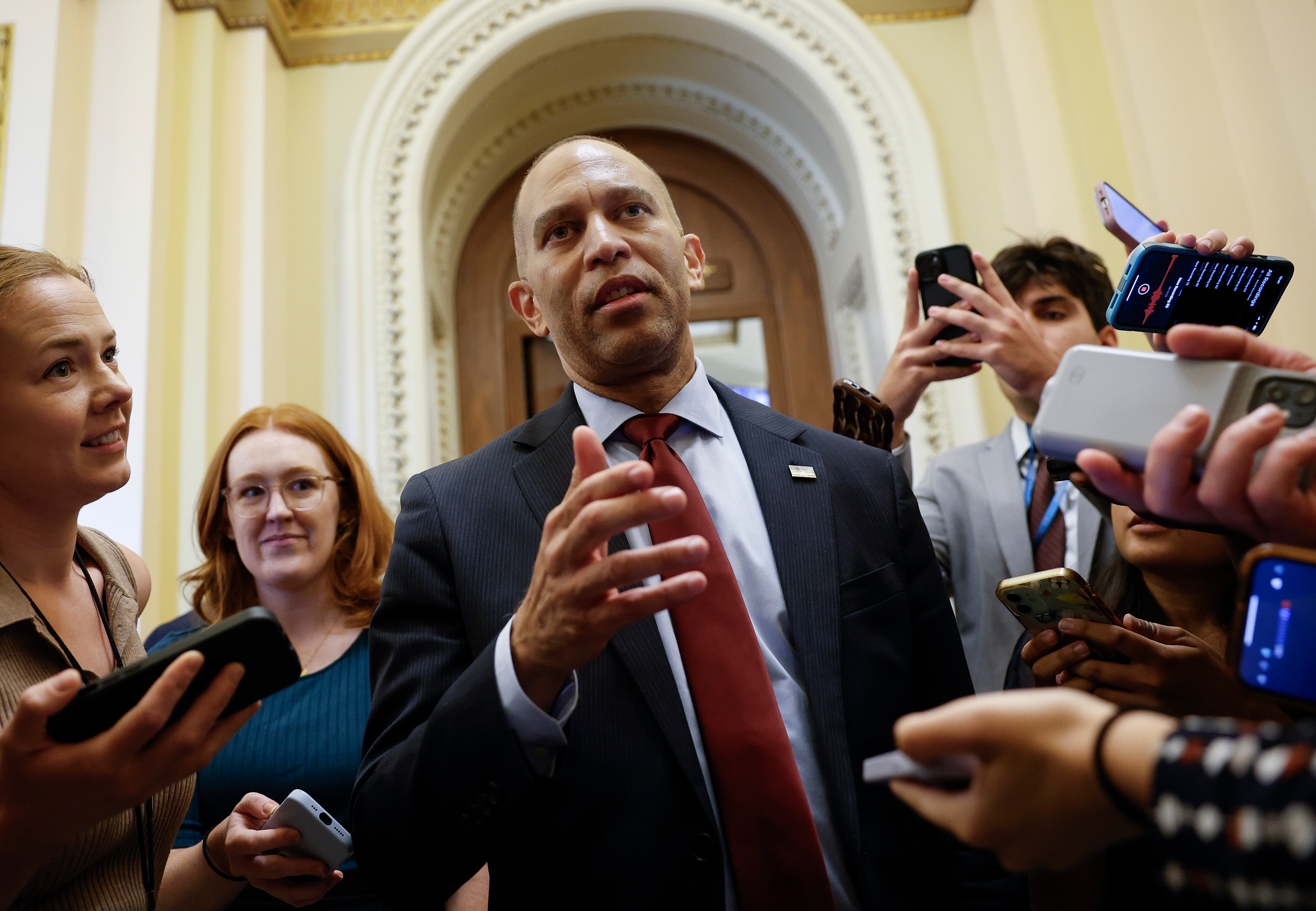 Hakeem Jeffries bate récord con discurso de 8 horas