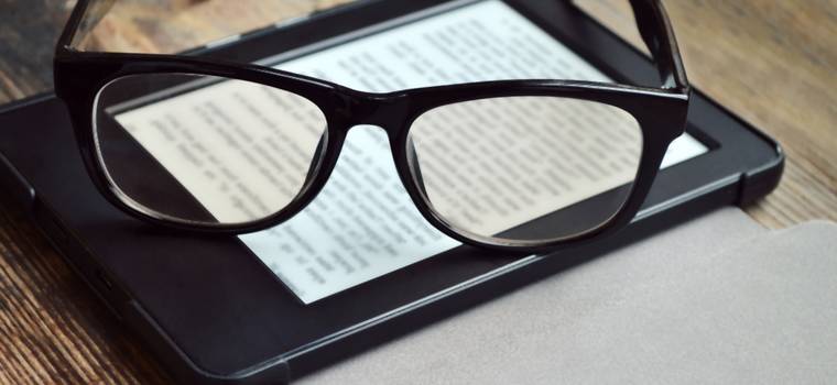 Książka, czytnik e-booków, smartfon, tablet, komputer - co jest najbezpieczniejsze dla naszych oczu? Na czym czytać?