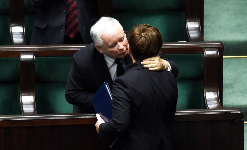 Premier zapowiedziała podniesienie kwoty wolnej od podatku do 8 tysięcy złotych oraz podwyższenie stawki godzinowej do 12 złotych. Seniorzy powyżej 75. roku życia nie będą płacić za lekarstwa.