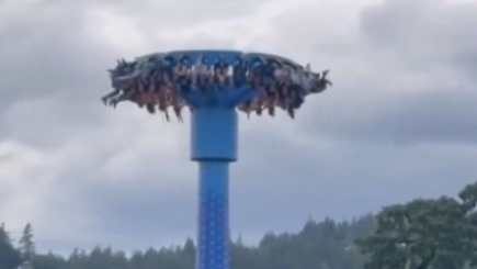 Rémálom a vidámparkban: fejjel lefele lógva vesztegeltek az emberek a magasban, miután megállt egy játék alattuk – videó