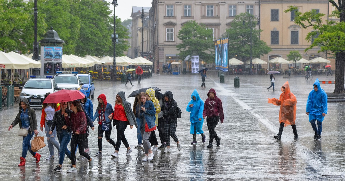 Szaro, buro i ponuro, czyli pogoda na niedzielę. W tych miejscach może dziś popadać