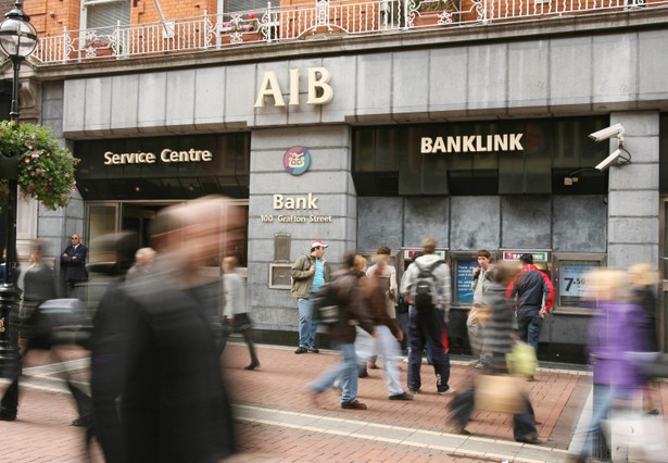 Allied Irish Bank oraz National Bank of Greece mogą nie przejść stress testów, bo nie spełnią wymagań współczynnika Tier 1. Na zdjęciu placówka Allied Irish Bank, AIB w Dublinie. Fot. Bloomberg